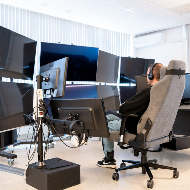 Kontrollsentral med operatør foran skjermene