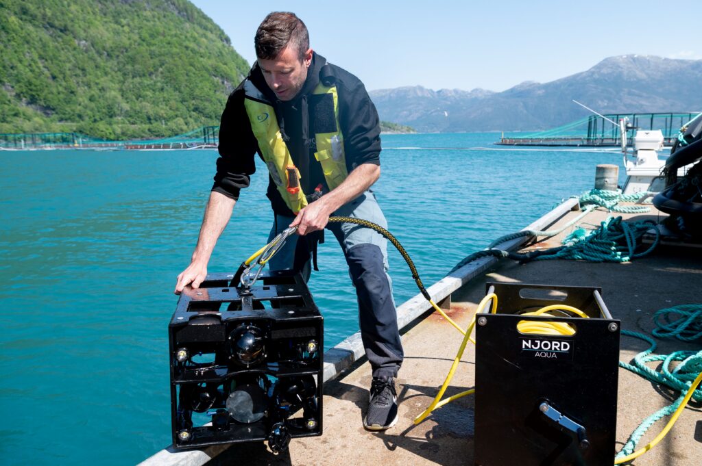 Mann på kai med njord aqua utstyr