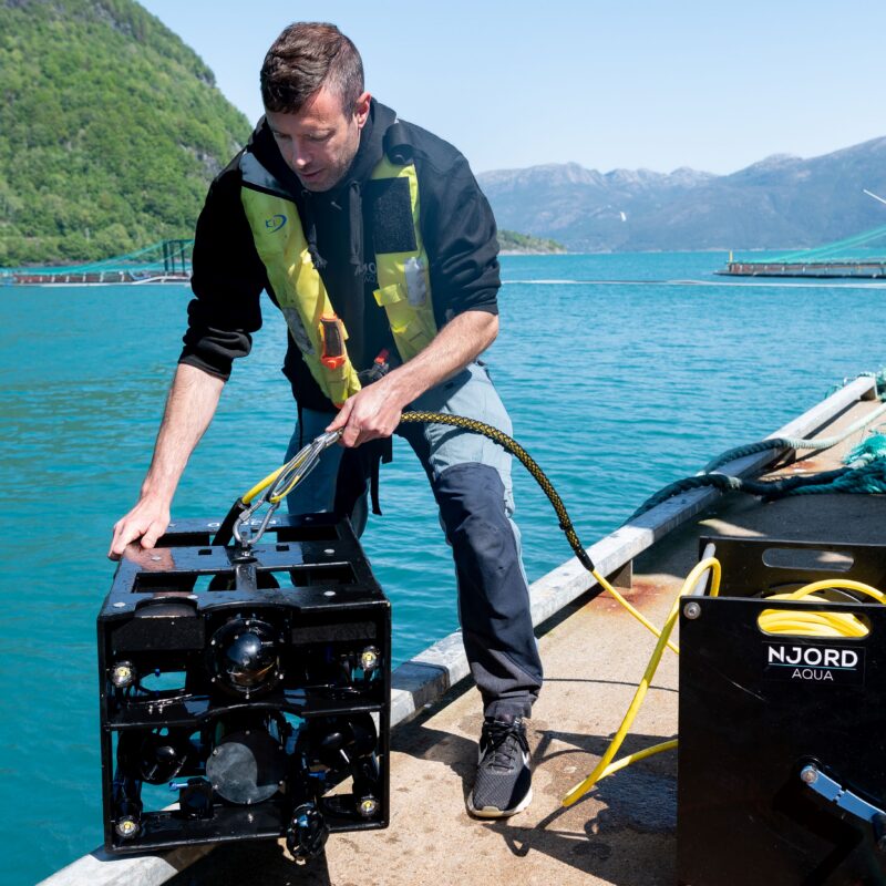 Mann på kai med njord aqua utstyr